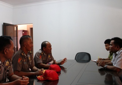 Tembok SPN Pekanbaru Dipasang APK Paslon, Tiga Orang Polisi Informasikan ke Bawaslu Riau Tembok SPN Pekanbaru Dipasang APK Paslon, Tiga Orang Polisi Informasikan ke Bawaslu Riau